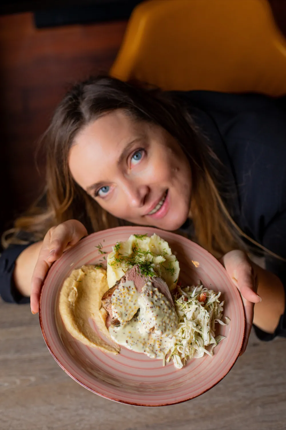 Frau genie&szlig;t Essen entspannt