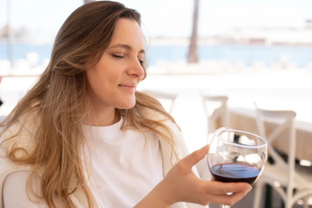 Frau genie&szlig;t ein Glas Wein entspannt