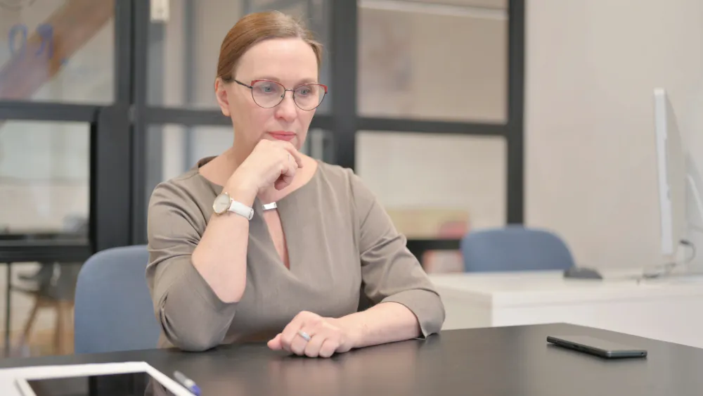 Frau recherchiert am Laptop nach Alternativen