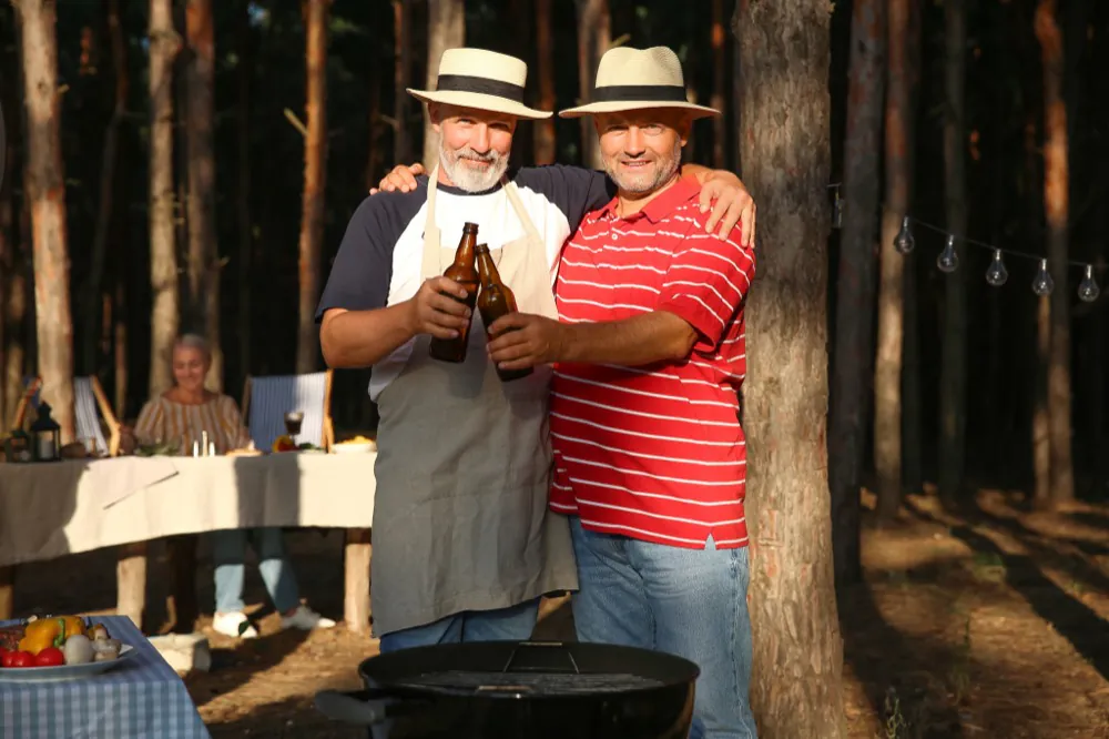 Zwei Freunde beim Grillen