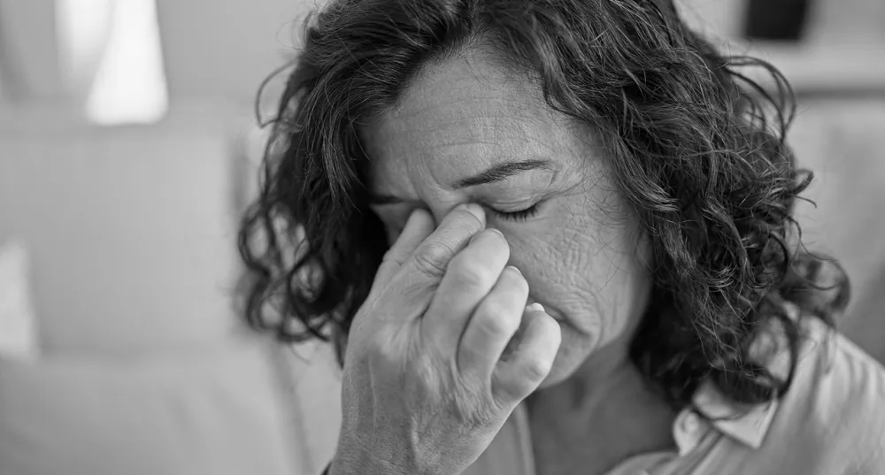 Frau leidet unter wiederkehrenden Analfissuren